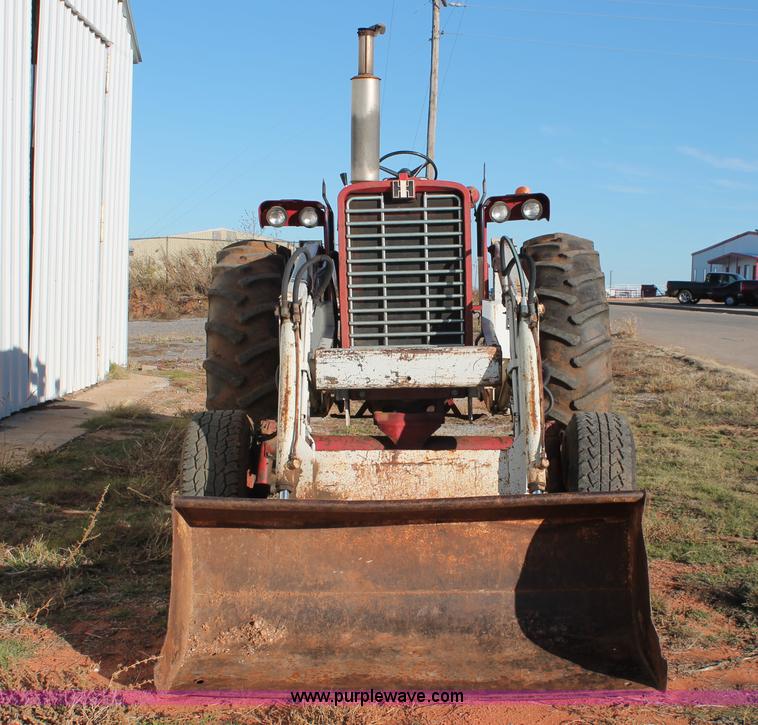 image for item H8035 1967 International Farmall 856 tractor