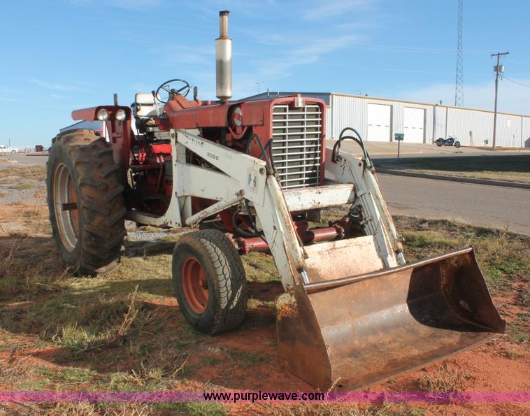 image for item H8035 1967 International Farmall 856 tractor