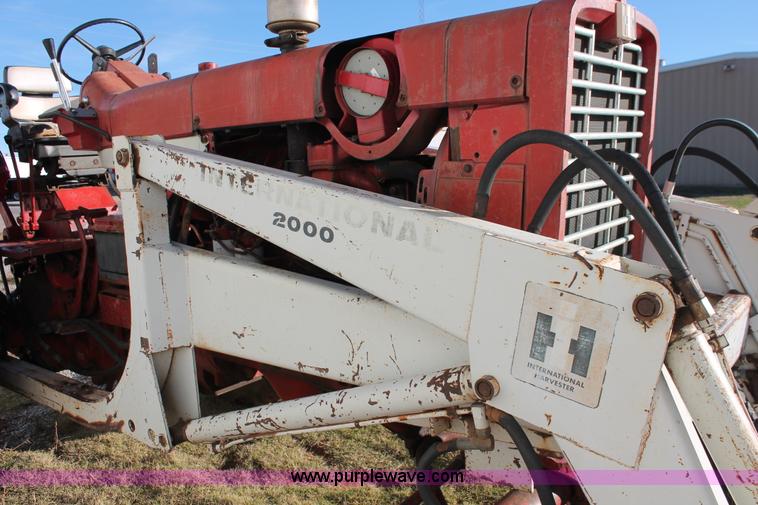 image for item H8035 1967 International Farmall 856 tractor