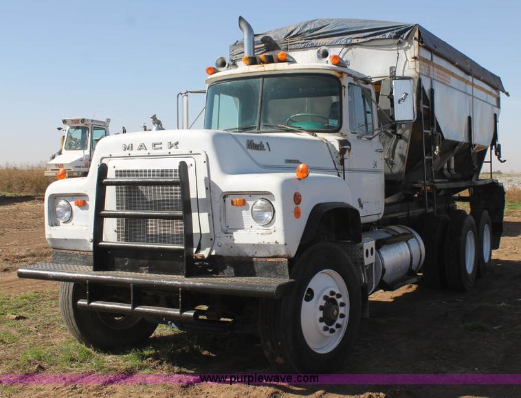 image for item J1378 1970 Mack RS700C tender truck