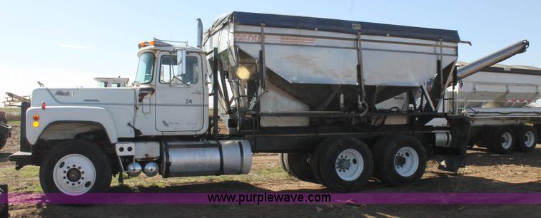 image for item J1378 1970 Mack RS700C tender truck