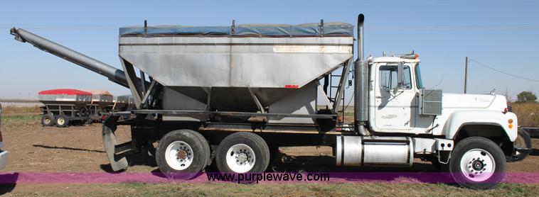 image for item J1378 1970 Mack RS700C tender truck