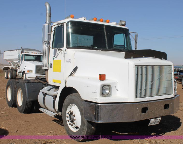 image for item J1380 1995 Volvo WG semi truck