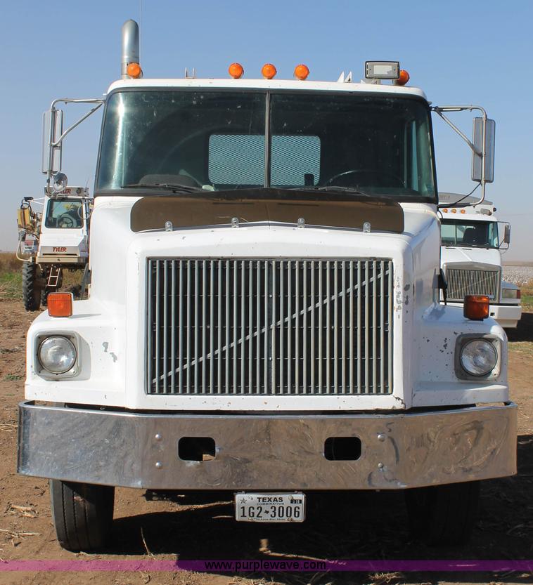 image for item J1380 1995 Volvo WG semi truck