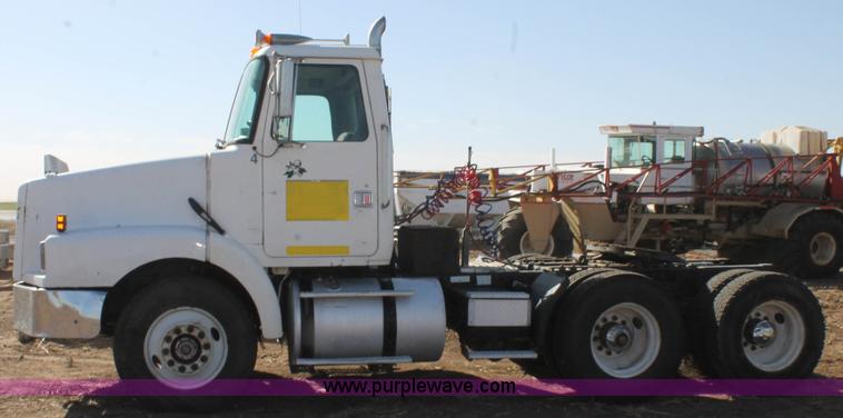 image for item J1380 1995 Volvo WG semi truck