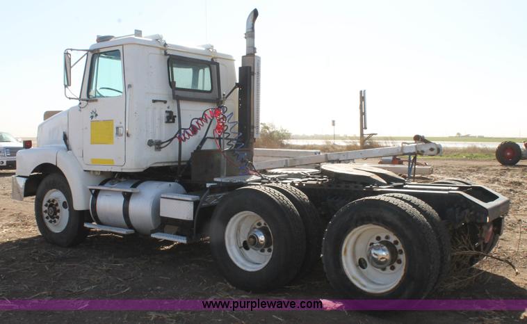 image for item J1380 1995 Volvo WG semi truck