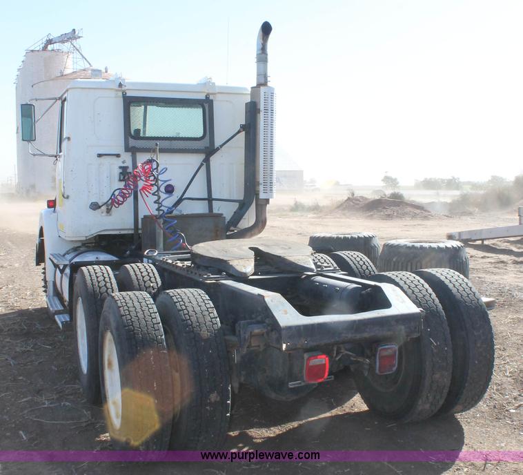 image for item J1380 1995 Volvo WG semi truck