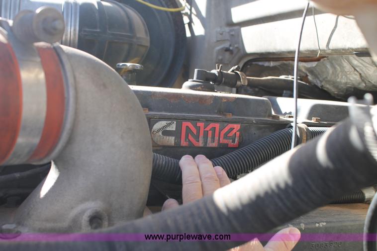 image for item J1380 1995 Volvo WG semi truck