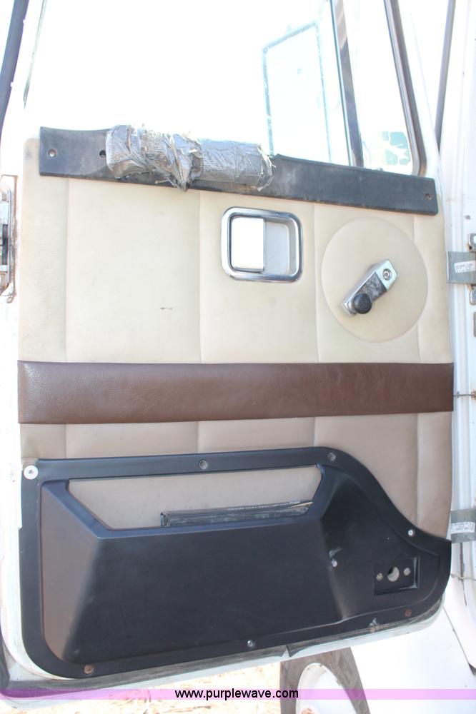 image for item J1380 1995 Volvo WG semi truck