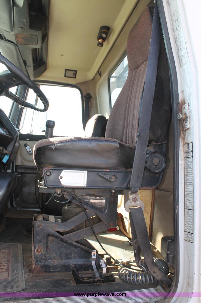 image for item J1380 1995 Volvo WG semi truck