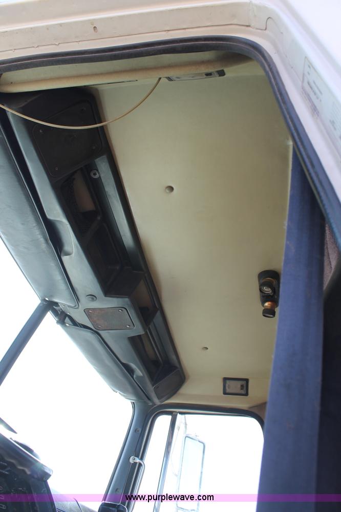 image for item J1380 1995 Volvo WG semi truck