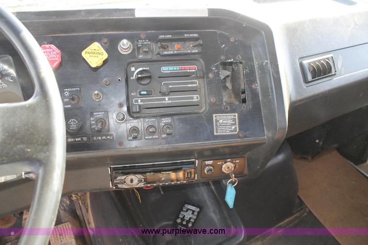 image for item J1380 1995 Volvo WG semi truck