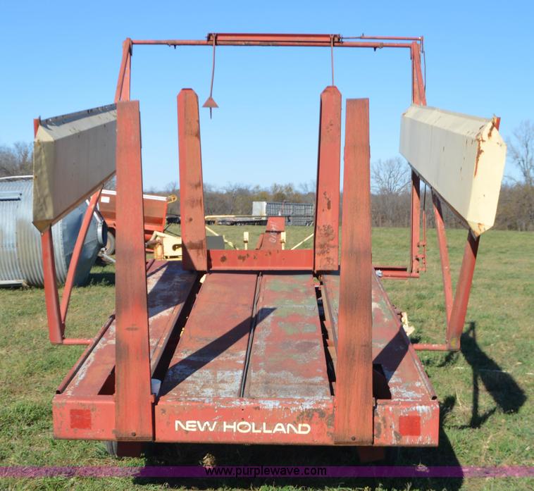 image for item K7592 New Holland 1010 Stackliner bale wagon