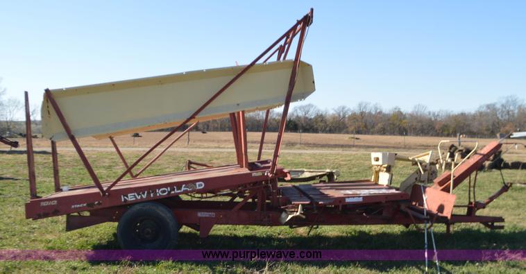 image for item K7592 New Holland 1010 Stackliner bale wagon