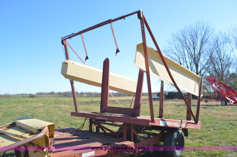 image for item K7592 New Holland 1010 Stackliner bale wagon