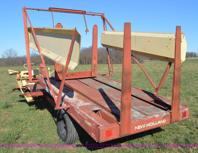 image for item K7592 New Holland 1010 Stackliner bale wagon