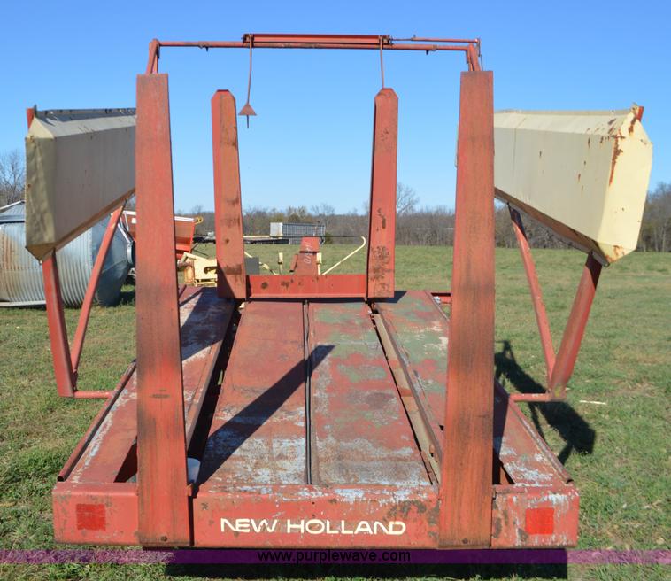 image for item K7592 New Holland 1010 Stackliner bale wagon