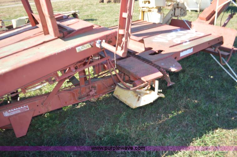 image for item K7592 New Holland 1010 Stackliner bale wagon