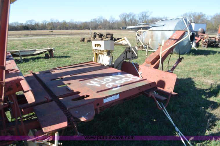 image for item K7592 New Holland 1010 Stackliner bale wagon
