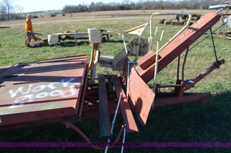 image for item K7592 New Holland 1010 Stackliner bale wagon