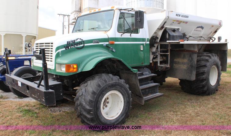 image for item L2398 1999 International 4900 Loral 2700 applicator truck