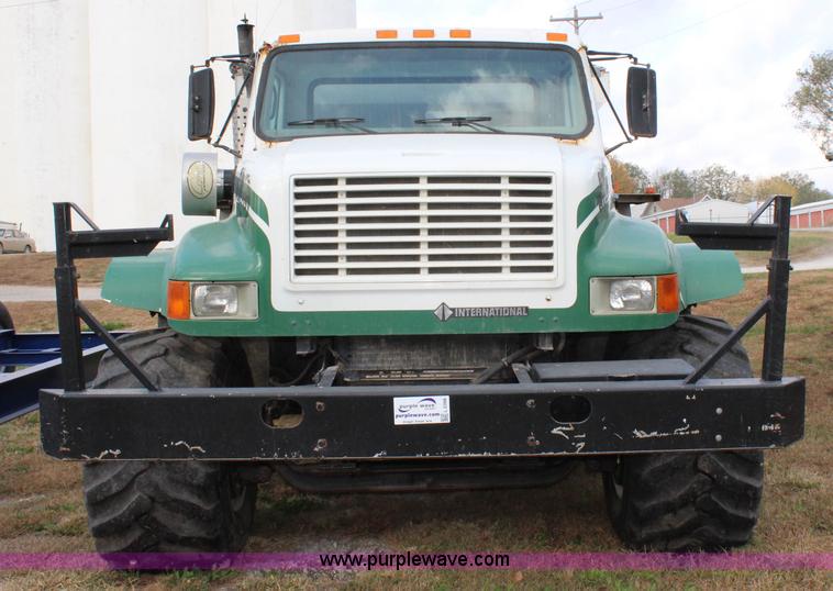 image for item L2398 1999 International 4900 Loral 2700 applicator truck