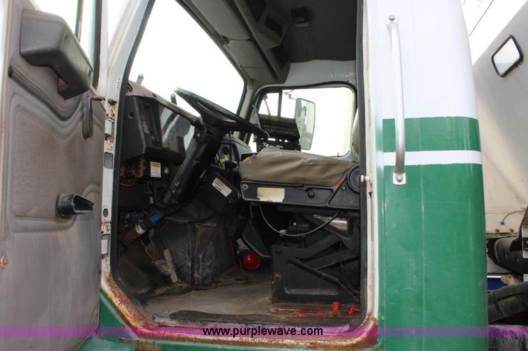 image for item L2398 1999 International 4900 Loral 2700 applicator truck