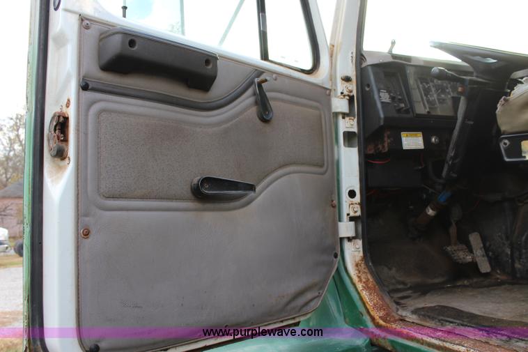 image for item L2398 1999 International 4900 Loral 2700 applicator truck