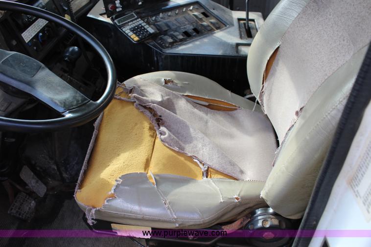 image for item L2398 1999 International 4900 Loral 2700 applicator truck