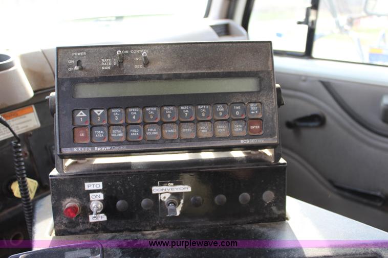 image for item L2398 1999 International 4900 Loral 2700 applicator truck