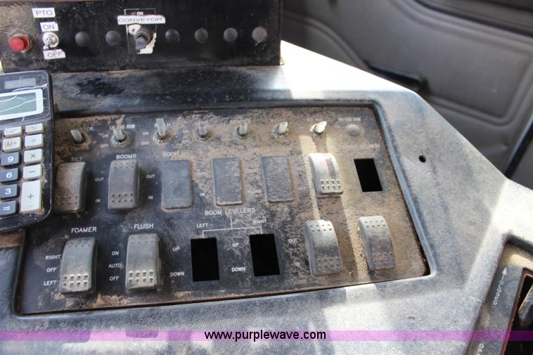 image for item L2398 1999 International 4900 Loral 2700 applicator truck