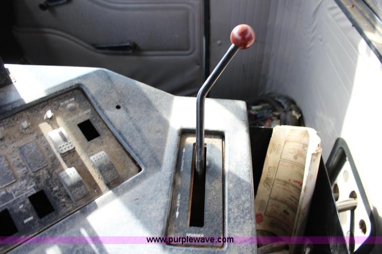 image for item L2398 1999 International 4900 Loral 2700 applicator truck