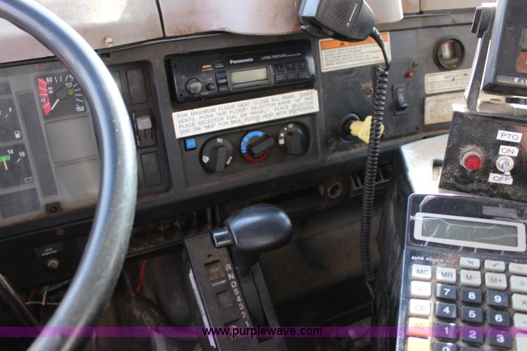 image for item L2398 1999 International 4900 Loral 2700 applicator truck