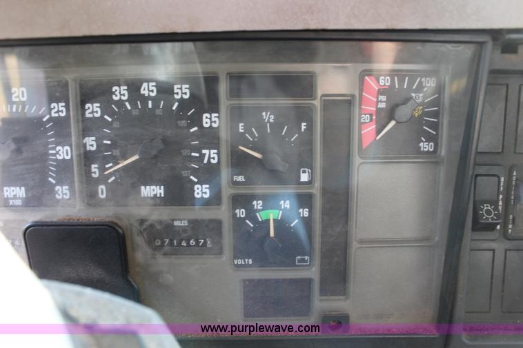 image for item L2398 1999 International 4900 Loral 2700 applicator truck