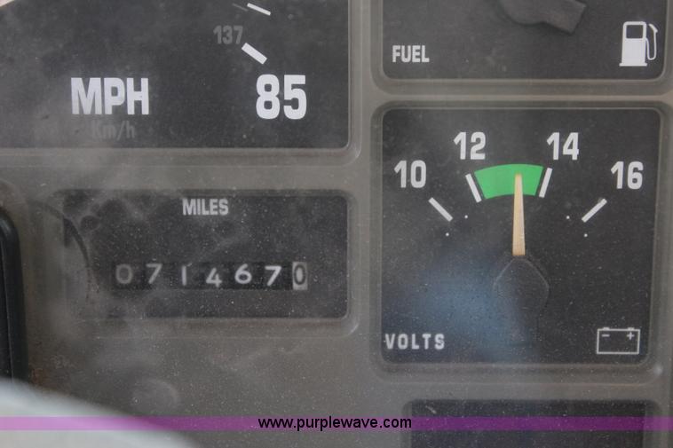 image for item L2398 1999 International 4900 Loral 2700 applicator truck