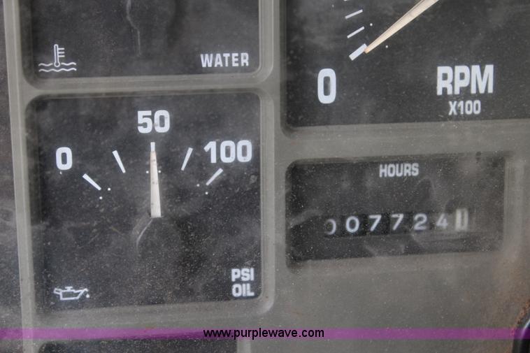 image for item L2398 1999 International 4900 Loral 2700 applicator truck