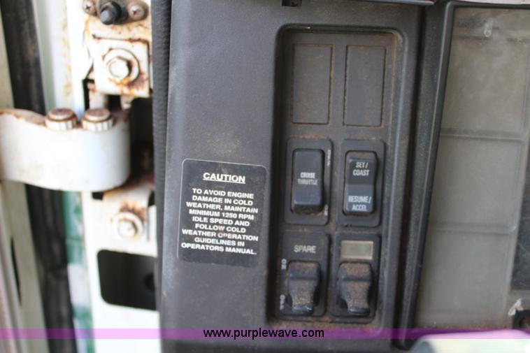 image for item L2398 1999 International 4900 Loral 2700 applicator truck