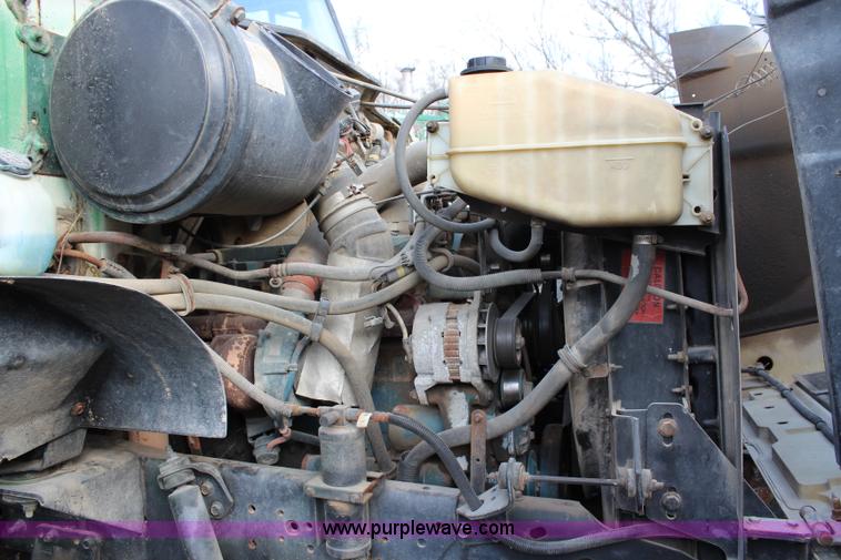 image for item L2398 1999 International 4900 Loral 2700 applicator truck