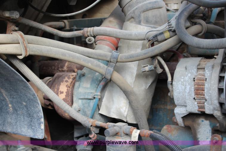 image for item L2398 1999 International 4900 Loral 2700 applicator truck