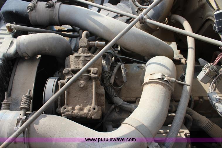 image for item L2398 1999 International 4900 Loral 2700 applicator truck