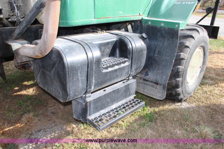 image for item L2398 1999 International 4900 Loral 2700 applicator truck