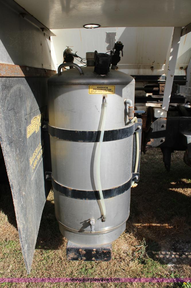 image for item L2398 1999 International 4900 Loral 2700 applicator truck