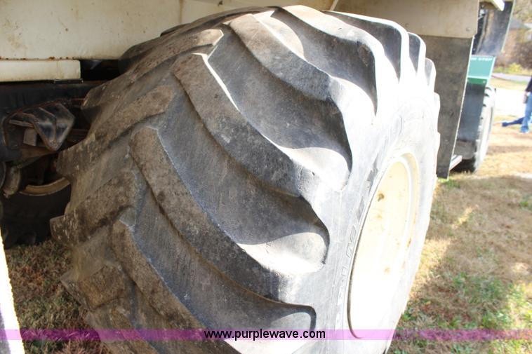 image for item L2398 1999 International 4900 Loral 2700 applicator truck