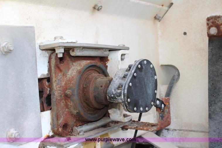 image for item L2398 1999 International 4900 Loral 2700 applicator truck