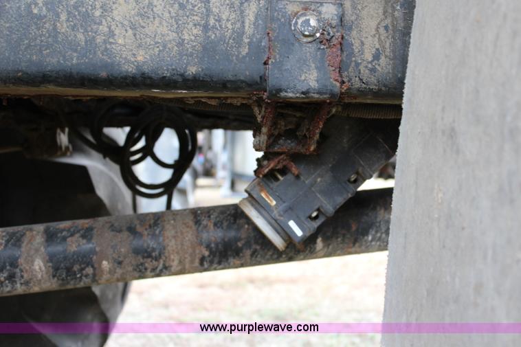 image for item L2398 1999 International 4900 Loral 2700 applicator truck