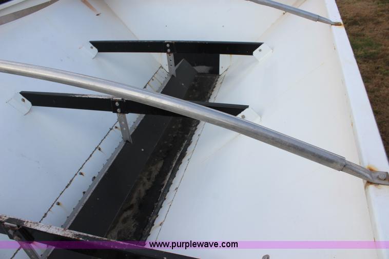 image for item L2398 1999 International 4900 Loral 2700 applicator truck