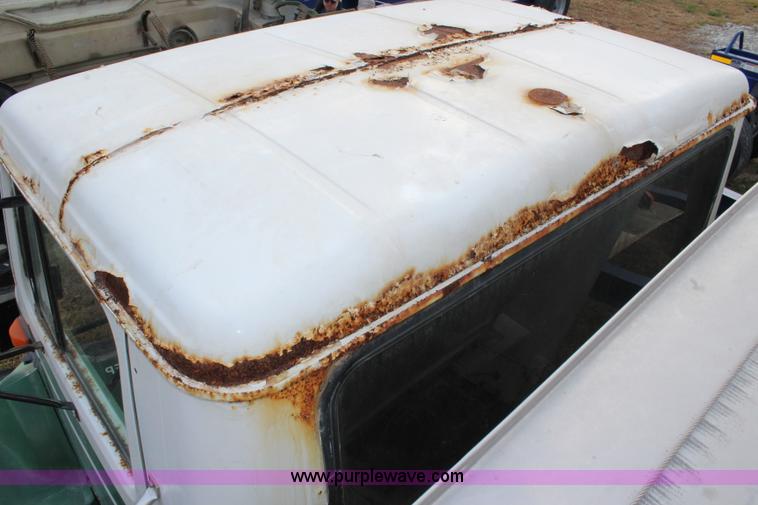 image for item L2398 1999 International 4900 Loral 2700 applicator truck