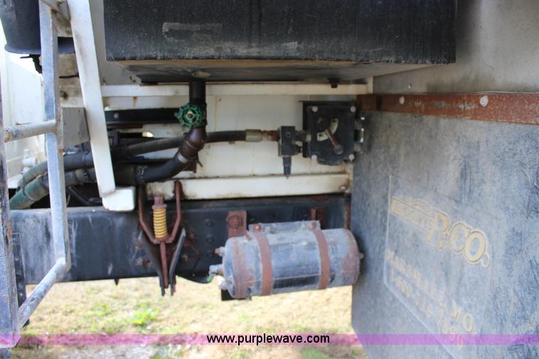 image for item L2398 1999 International 4900 Loral 2700 applicator truck