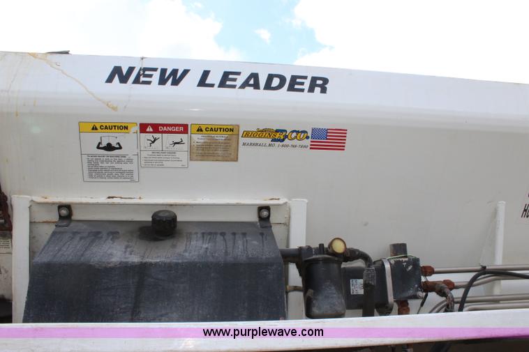 image for item L2398 1999 International 4900 Loral 2700 applicator truck