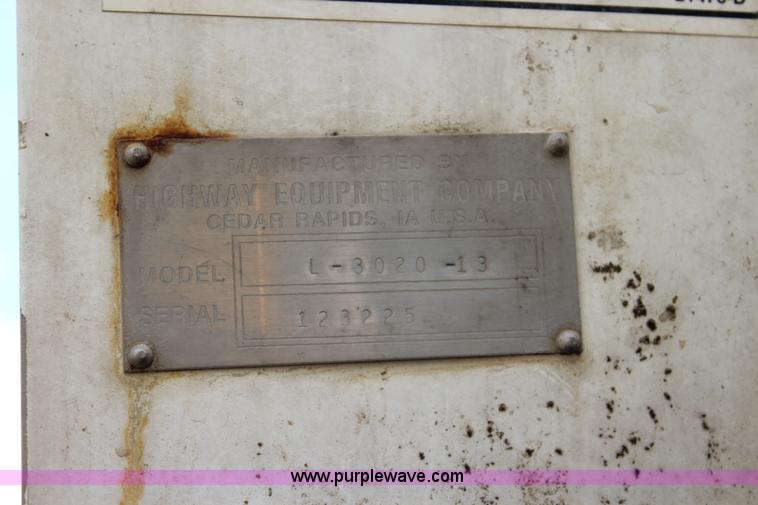 image for item L2398 1999 International 4900 Loral 2700 applicator truck